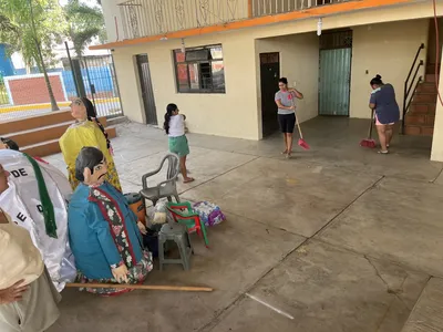 Jornada comunitaria preparando el espacio en Brisas de Zicatela